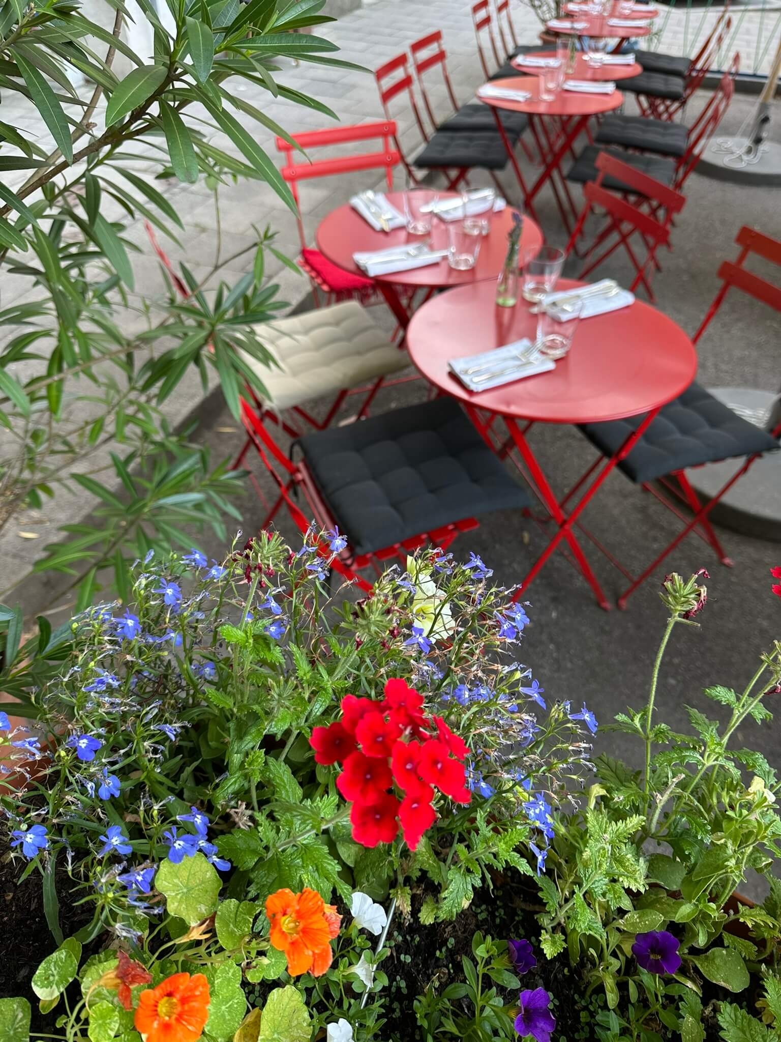 Künstlers Weinbar München Terrasse Wein