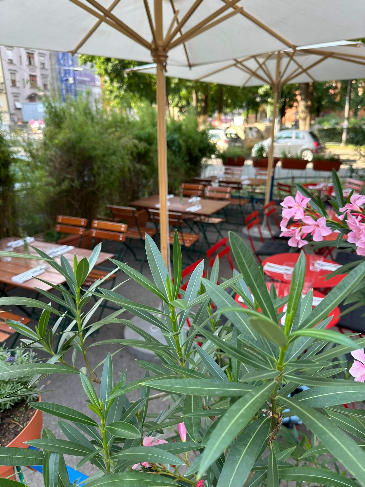Weinbar München Künstlers Terrasse Sommer